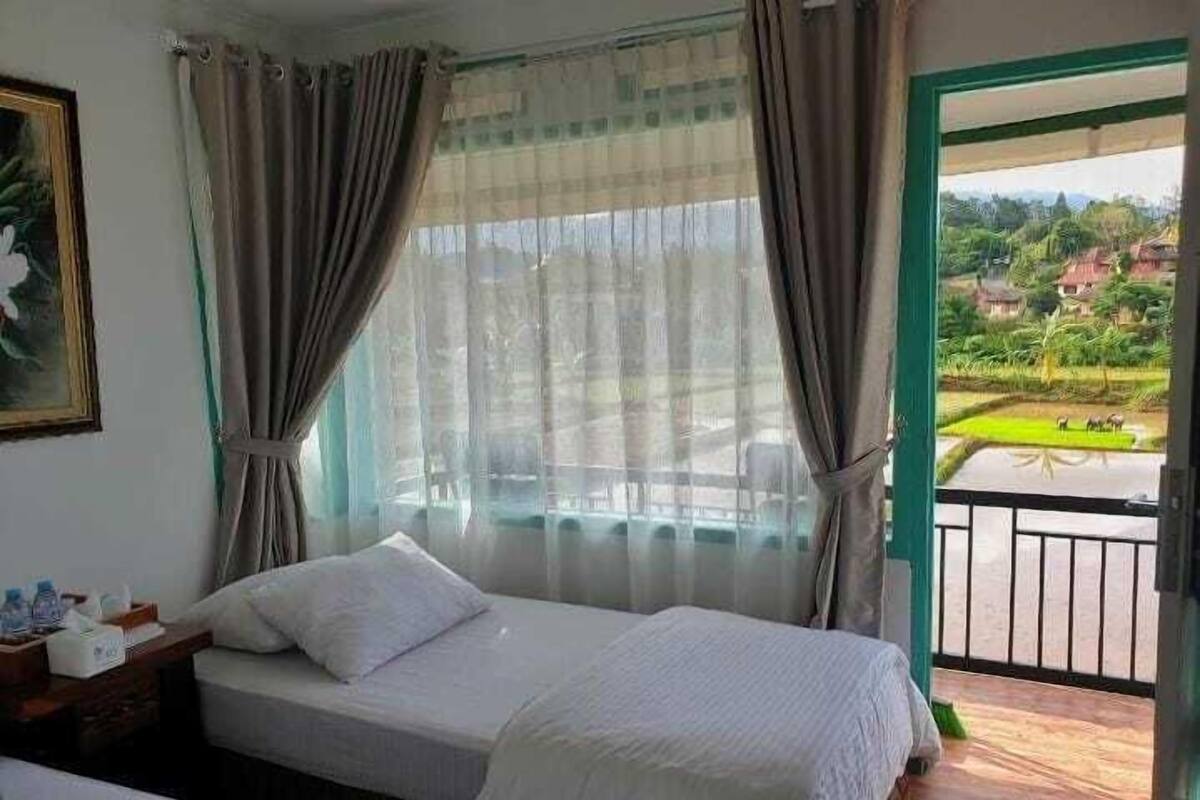 Free WiFi, bed sheets