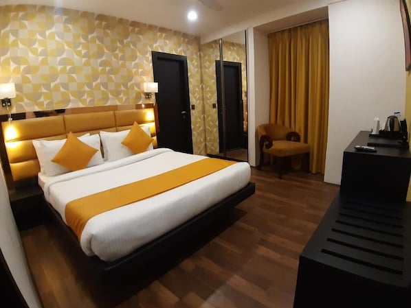 In-room safe, soundproofing, iron/ironing board, free WiFi