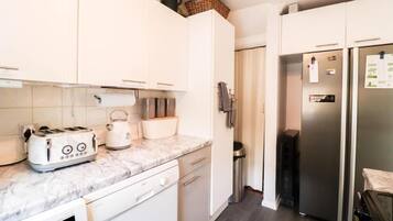 Frigorífico, microondas, horno y placa de cocina