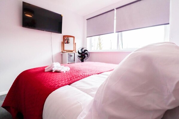 2 bedrooms, iron/ironing board, internet, bed sheets