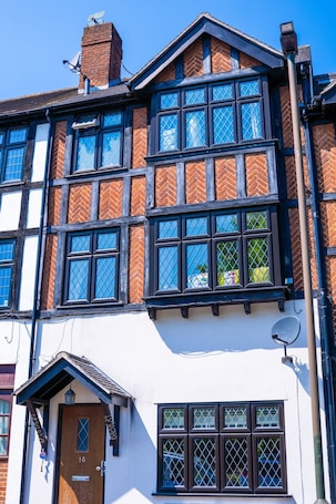 Exterior. Cleave House - Stylish n Chic 3 Bed House mins from Central London