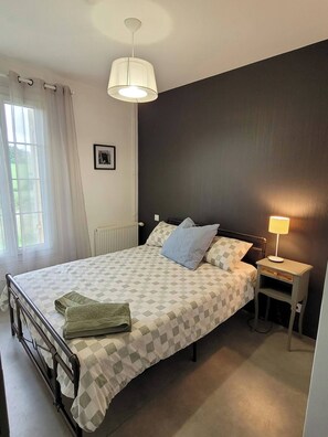 3 bedrooms, iron/ironing board, bed sheets - Lake House – A Tranquil Escape (Eyraud-Crempse-Maurens)