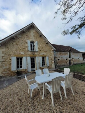 تناول الطعام بالخارج