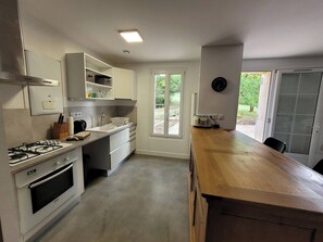 ثلاجة، فرن، موقد طهي مسطح، ماكينة لصنع القهوة/الشاي