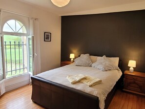 3 bedrooms, iron/ironing board, bed sheets