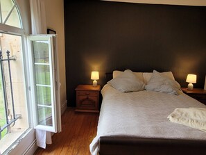 3 عدّة غرف نوم ومكواة/لوح كي وملاءات أسرّة