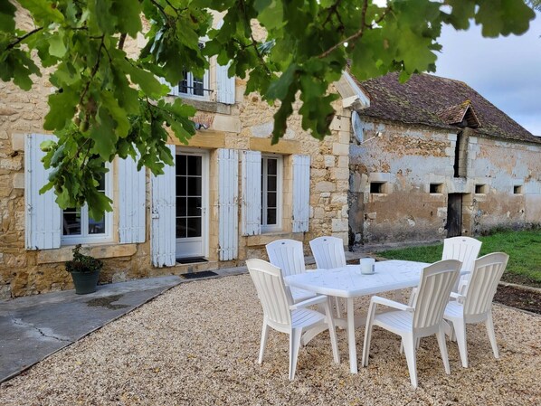 تناول الطعام بالخارج