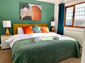 3 bedrooms, desk, iron/ironing board, free WiFi