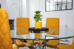 Dining - Wakefield 4 Bed apartment (West Yorkshire)