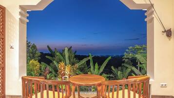 Suite Deluxe, vista al mar | Terraza o patio