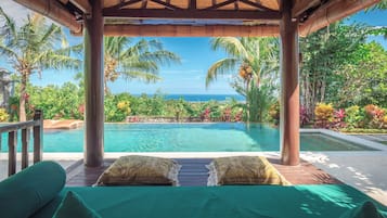 Piscine extérieure, cabanons gratuits, parasols de plage