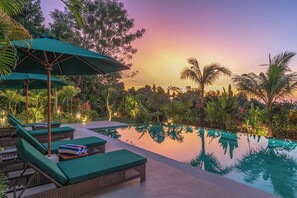 Outdoor pool, open 8:00 AM to 9:00 PM, free cabanas, pool umbrellas - Villa Mata Hari (Sukasada)