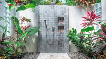 Deluxe Villa, Sea View | Bathroom | Shower, free toiletries, hair dryer, towels