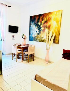 Iron/ironing board, WiFi, bed sheets
