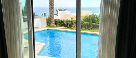 4 bedrooms, iron/ironing board, free WiFi