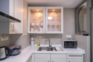 Superior Apartment, 3 Bedrooms, Balcony, City View | Dapur peribadi