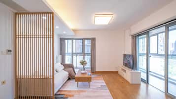 Superior Apartment, 3 Bedrooms, Balcony, City View | Living room | Smart TV