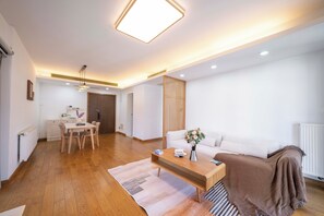 Superior appartement, 3 slaapkamers, balkon, uitzicht op de stad | Woonkamer | Smart-tv