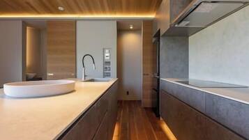 Réfrigérateur, micro-ondes, lave-vaisselle, cafetière/bouilloire