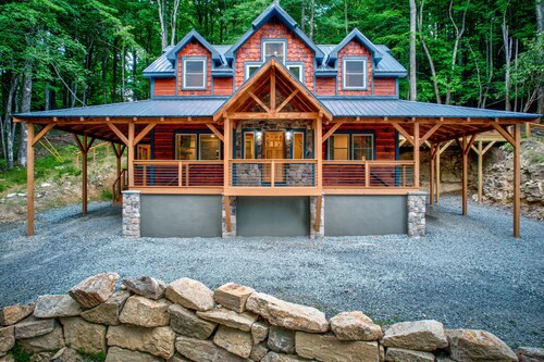 Stunning new construction 4 bedroom 3.5 bath located on Beech Mountain.