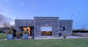 A modern two-story house with a garage, large windows, and a well-maintained lawn. - Charming vacation rental in Dragey, the gateway to the bay, for 10 people (Dragey-Ronthon)