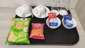 Ett bricka med snacks, kaffe och te.