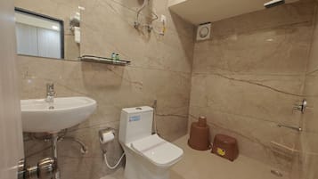 Executive Room | Bathroom | Shower, towels, soap, shampoo