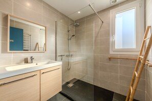Douche, séchoir à cheveux, serviettes fournies