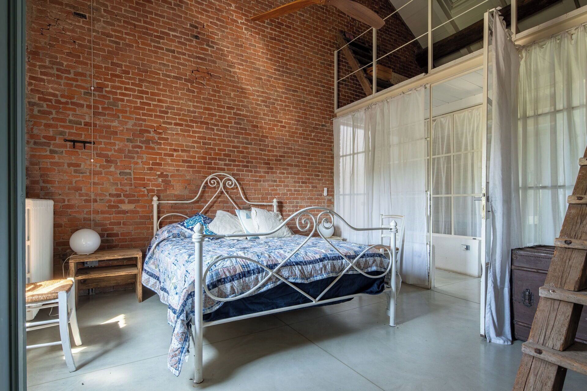 5 bedrooms, iron/ironing board, travel crib, WiFi (free)