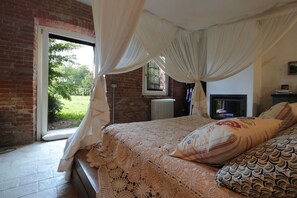 5 bedrooms, iron/ironing board, travel cot, free WiFi