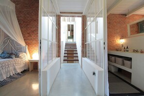 5 habitaciones, tabla de planchar con plancha y cuna de viaje 