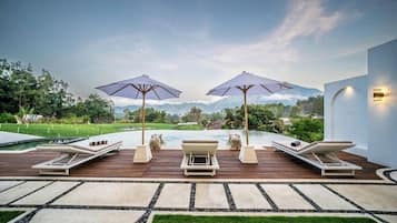 2 outdoor pools