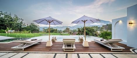 2 outdoor pools
