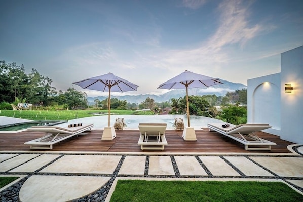 2 outdoor pools