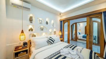 Escritorio, wifi gratis y ropa de cama