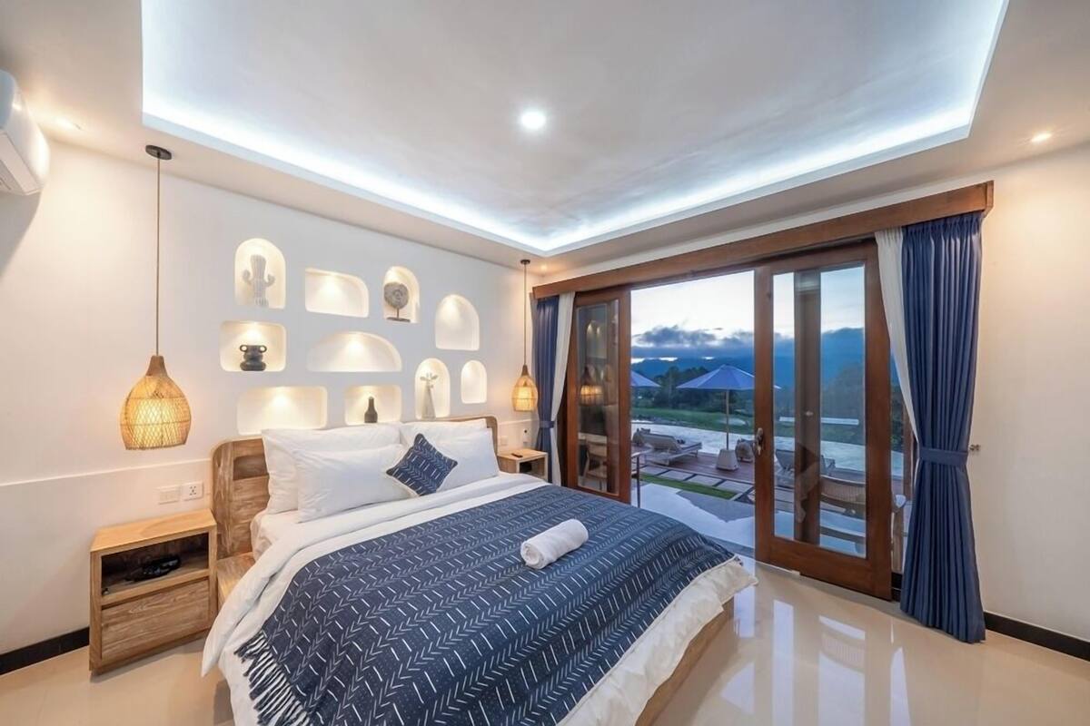 Suite, Hill View