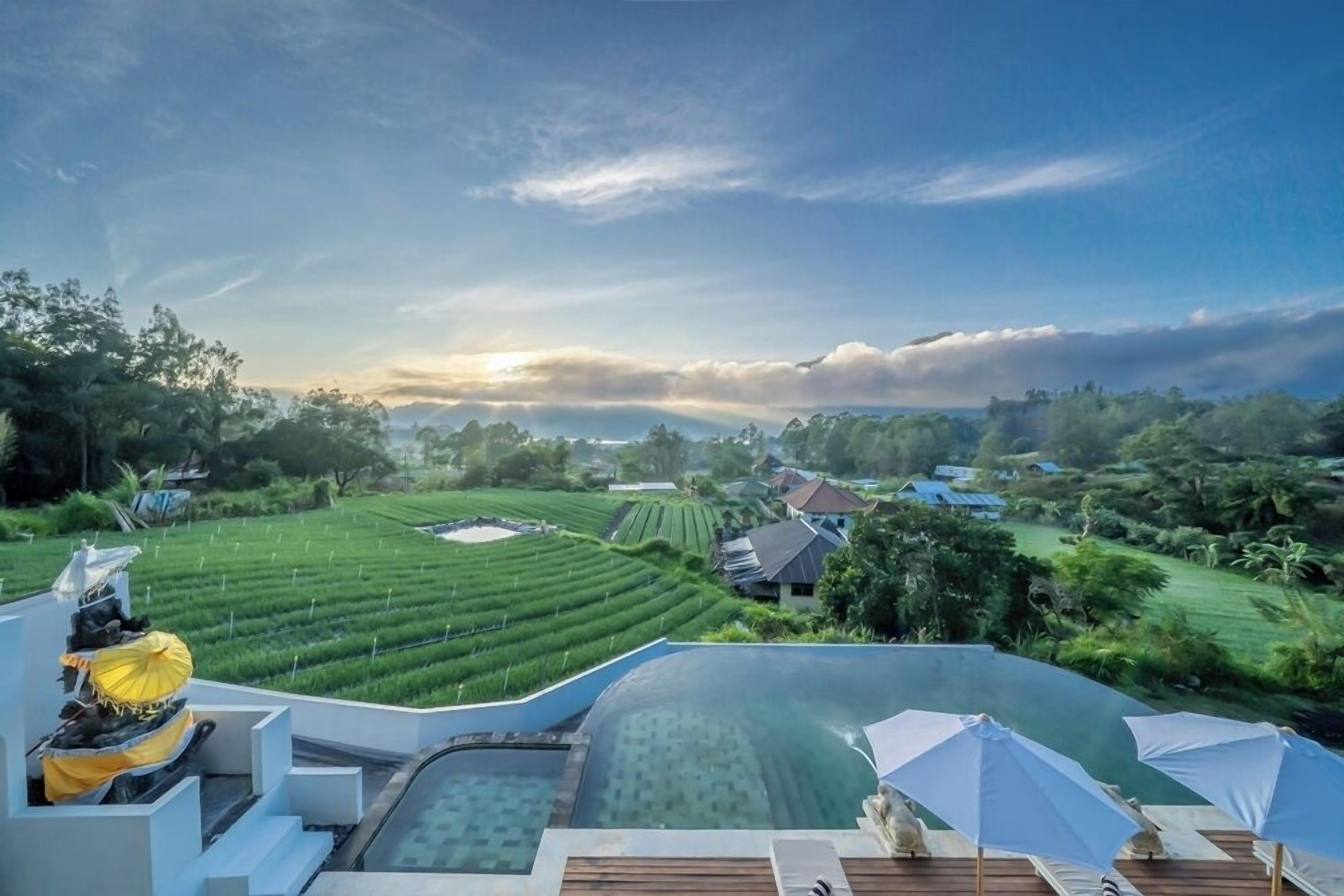 2 kolam renang terbuka 