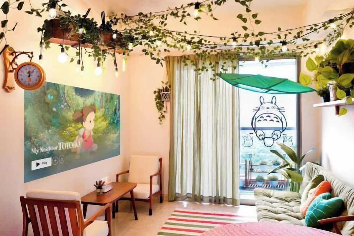 Een gezellige woonkamer met een houten salontafel, een comfortabele bank en een groene paraplu boven een raam.