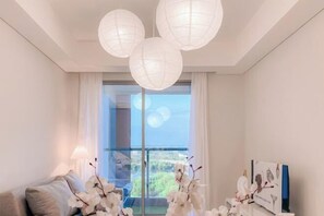 Cribs/infant beds