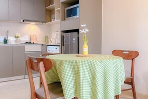 Cribs/infant beds - Gold Coast PIK Apartments by HostJess (North Jakarta)