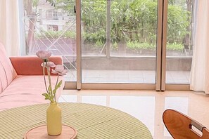 Cots/infant beds - Gold Coast PIK Apartments by HostJess (North Jakarta)