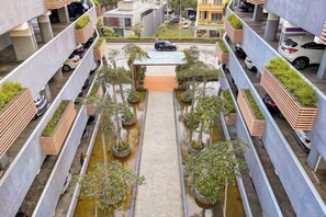 Bãi đậu xe tự phục vụ (phụ phí) 