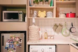 Cribs/infant beds - Gold Coast PIK Apartments by HostJess (North Jakarta)