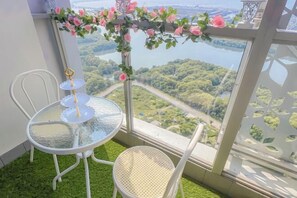 Cribs/infant beds - Gold Coast PIK Apartments by HostJess (North Jakarta)