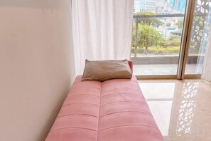Cots/infant beds - Gold Coast PIK Apartments by HostJess (North Jakarta)