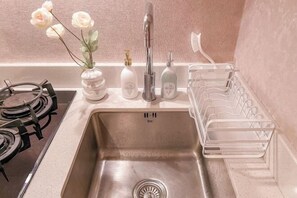 Cribs/infant beds - Gold Coast PIK Apartments by HostJess (North Jakarta)