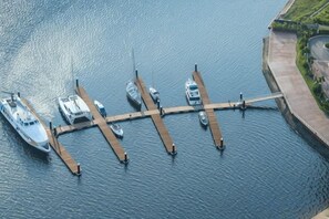 Un port de plaisance où de nombreux bateaux sont amarrés à des quais en bois.