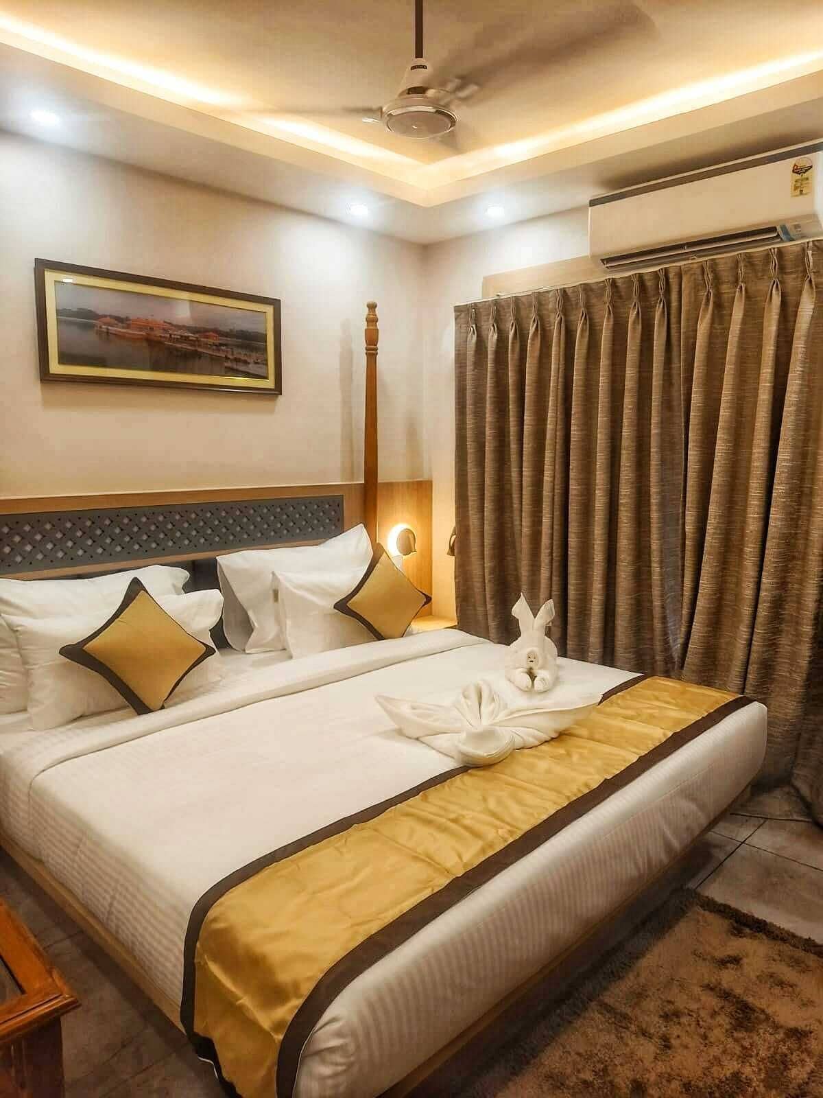 In-room safe, desk, laptop workspace, free WiFi