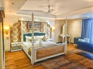 Suite de lujo | Caja de seguridad en la habitación y escritorio