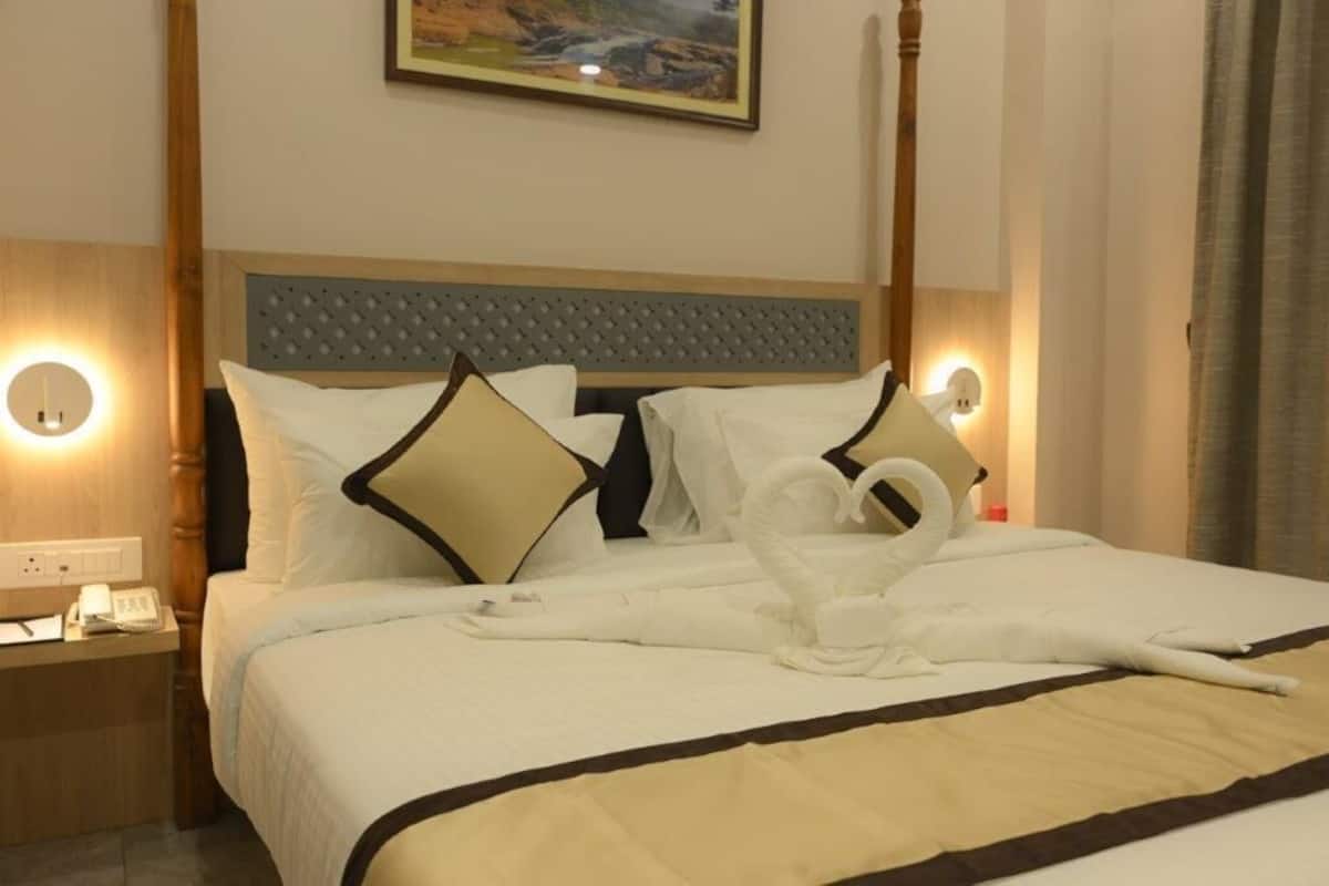Superior Double Room, Partial Sea View | In-room safe, desk, laptop workspace, free WiFi